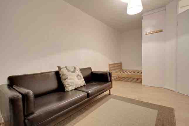 One bedroom apartment for rent. RoomsLocal image