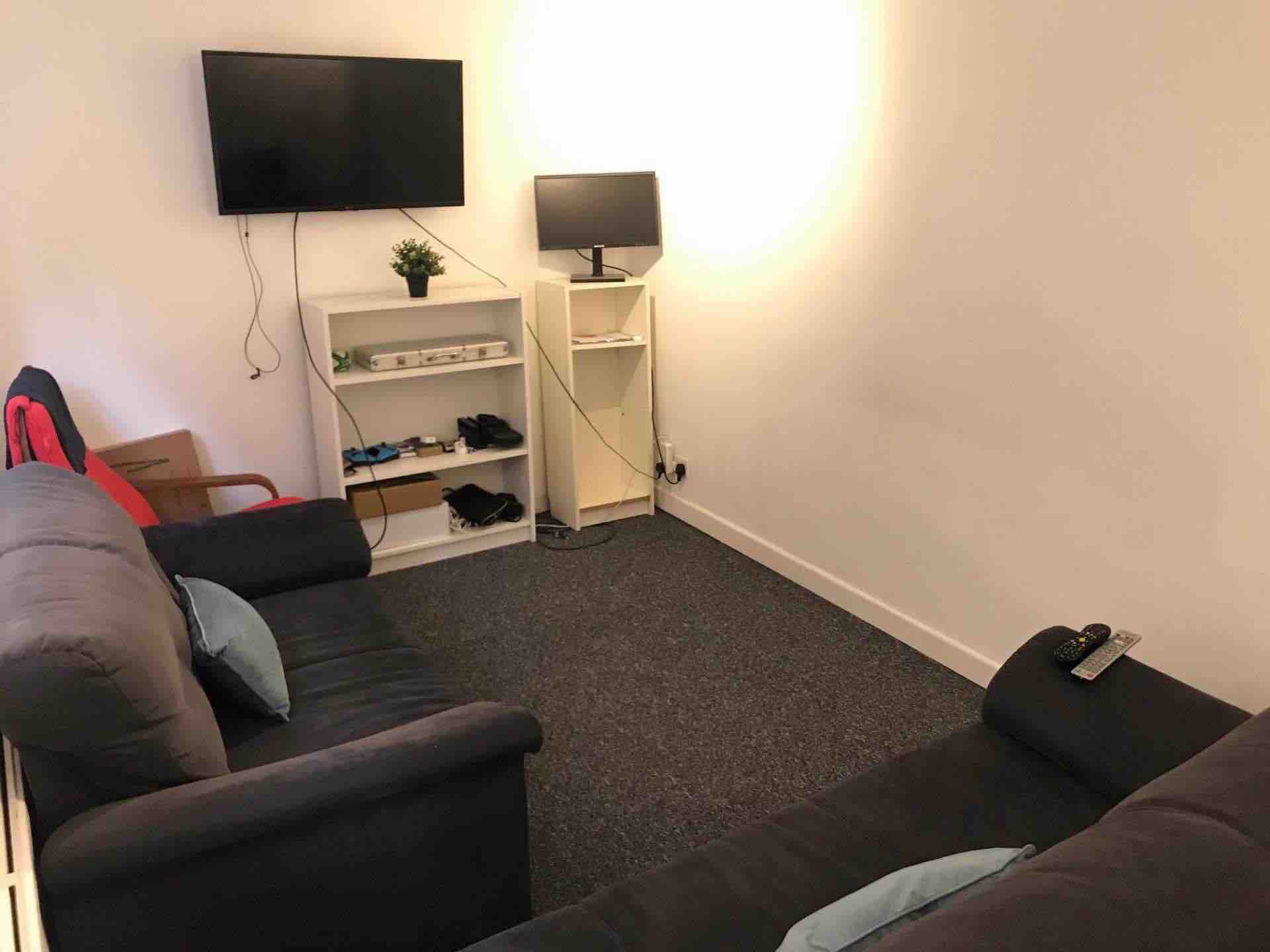 One bedroom apartment for rent RoomsLocal image