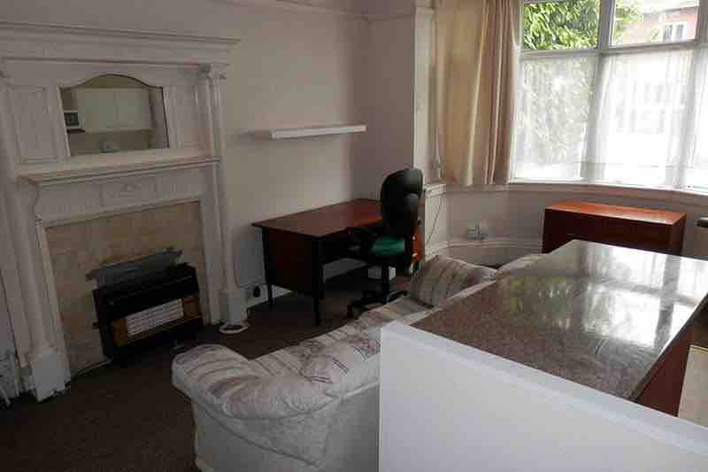 studio to rent RoomsLocal image