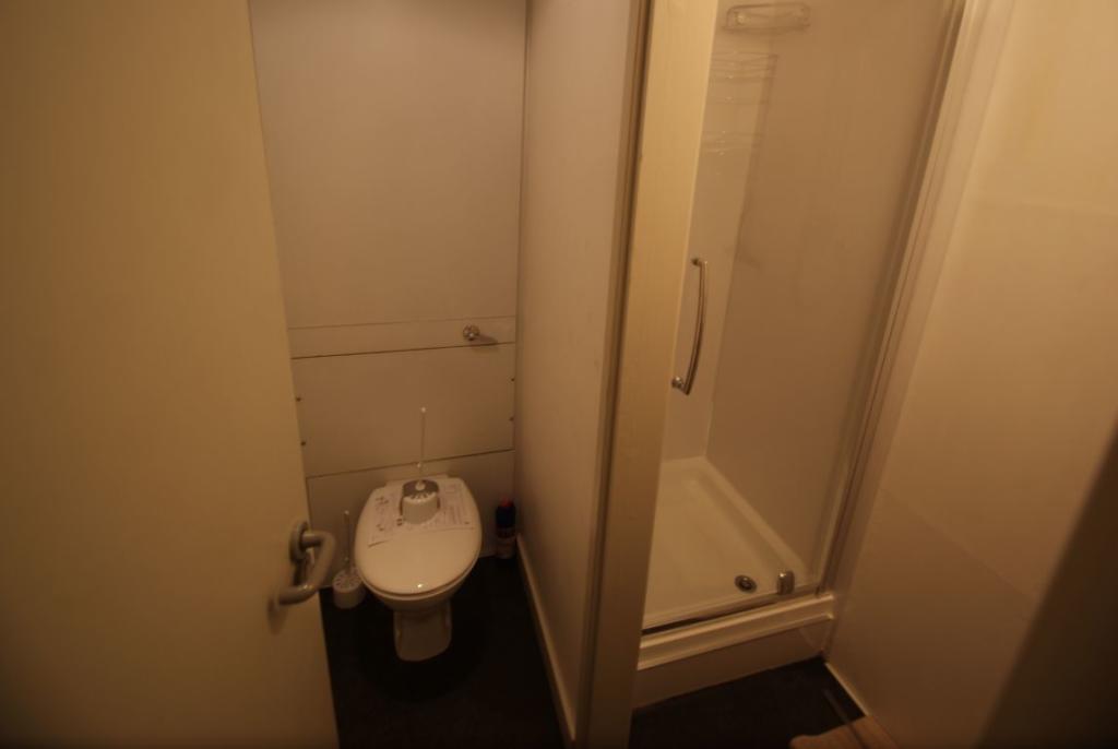 Redecorated pets friendly 1 bedroom flat to rent RoomsLocal image