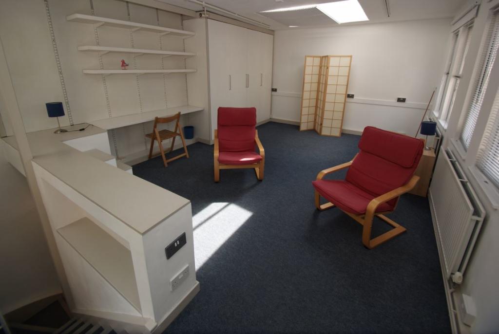 Redecorated pets friendly 1 bedroom flat to rent RoomsLocal image