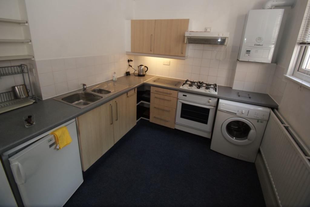 Redecorated pets friendly 1 bedroom flat to rent RoomsLocal image
