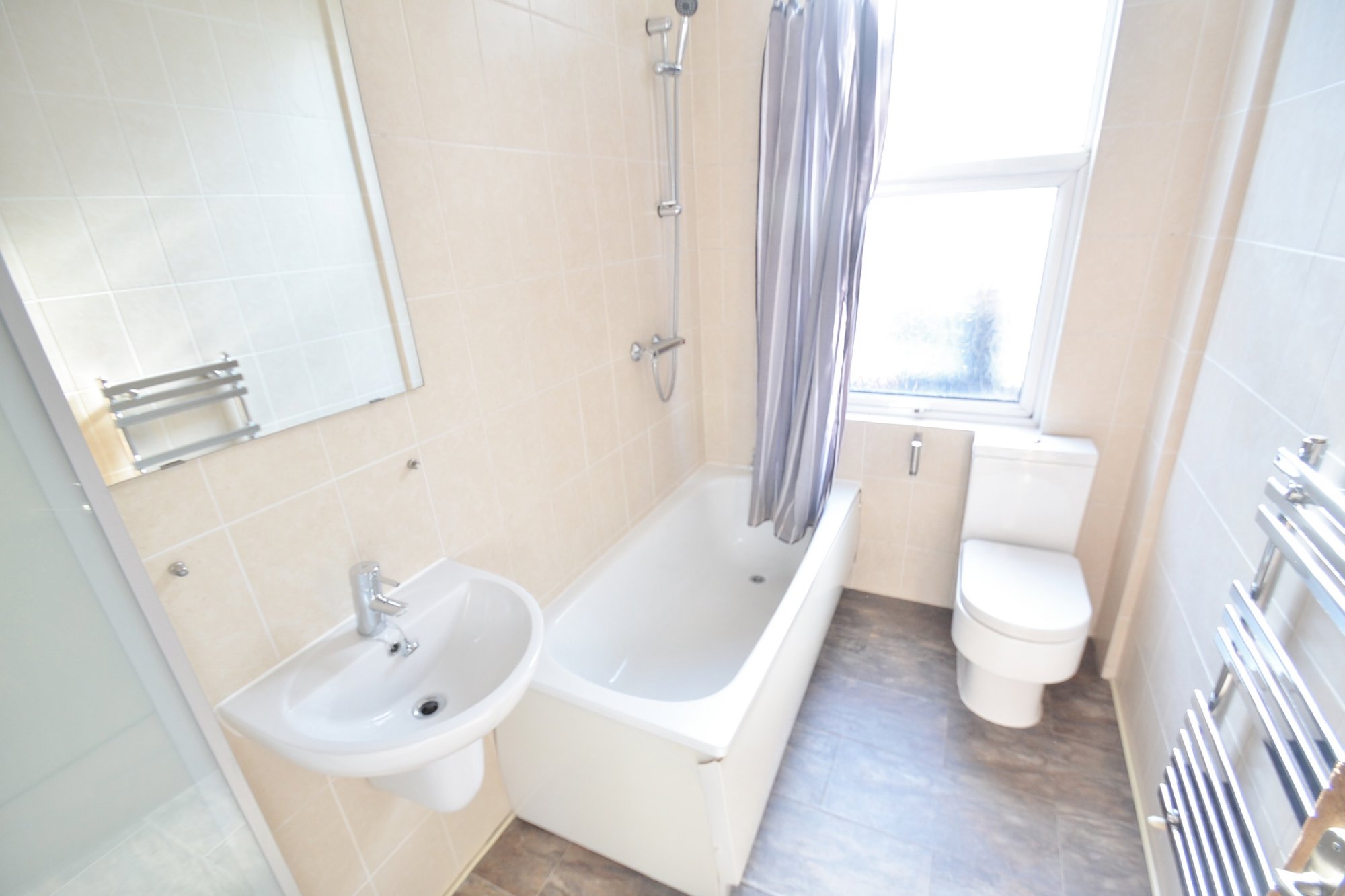 Modern 1 bedroom flat to rent RoomsLocal image
