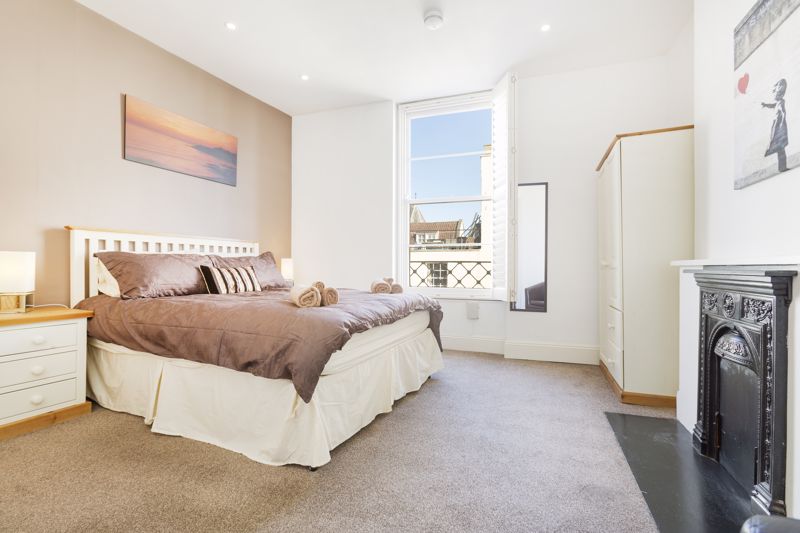 Executive furnished double bedroom flat to rernt image