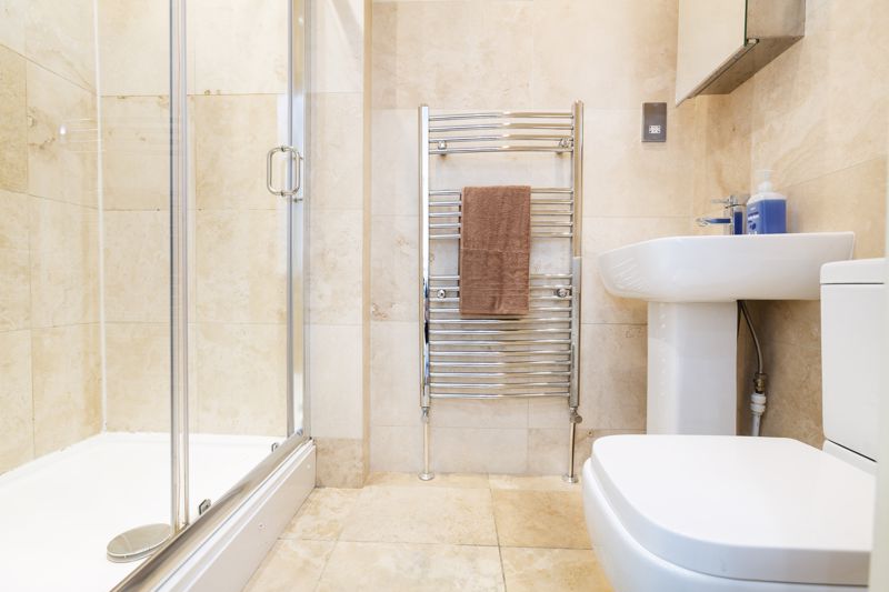 Executive furnished double bedroom flat to rernt RoomsLocal image