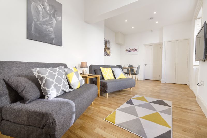 Executive furnished double bedroom flat to rernt RoomsLocal image