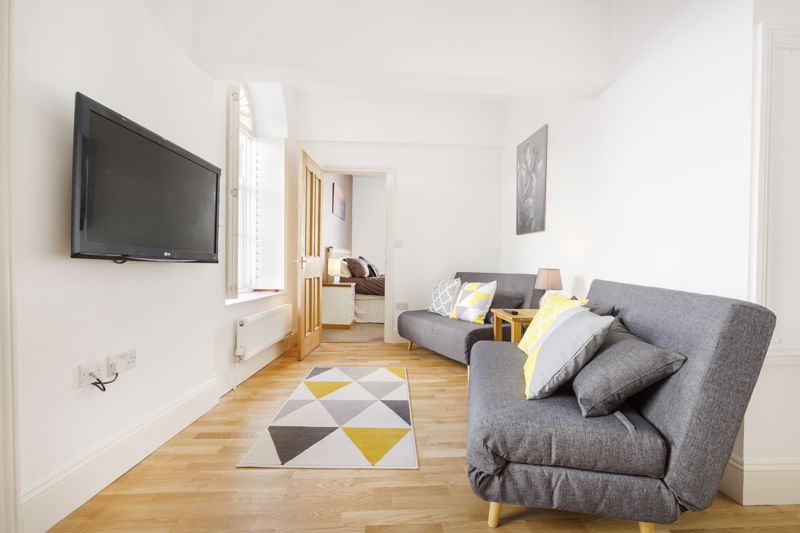 Executive furnished double bedroom flat to rernt RoomsLocal image