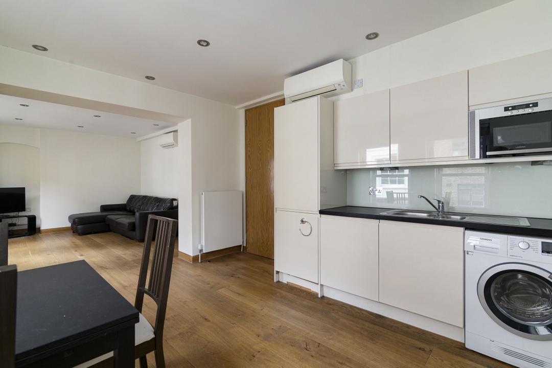 Spacious One Bedroom Flat For Rent RoomsLocal image