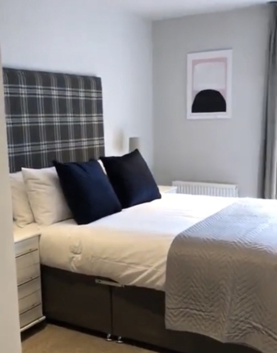 A beautiful single bedroom RoomsLocal image