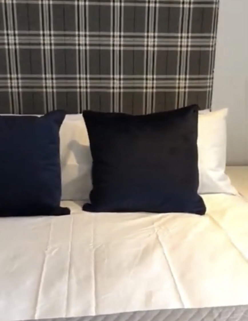 A beautiful single bedroom RoomsLocal image