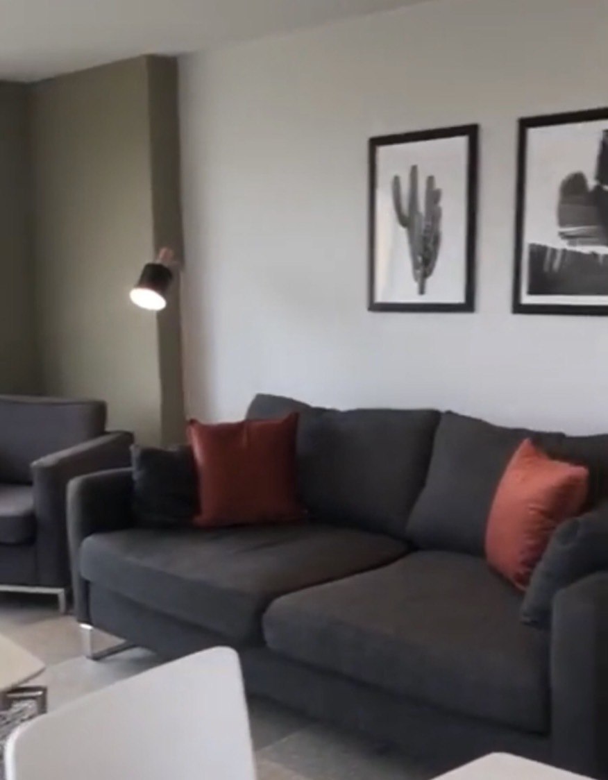 A beautiful single bedroom RoomsLocal image