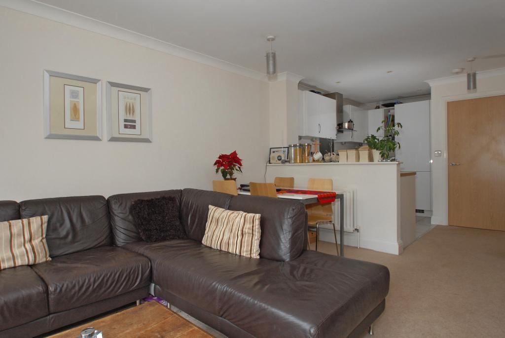 Large 1 bedroom flat to rent RoomsLocal image
