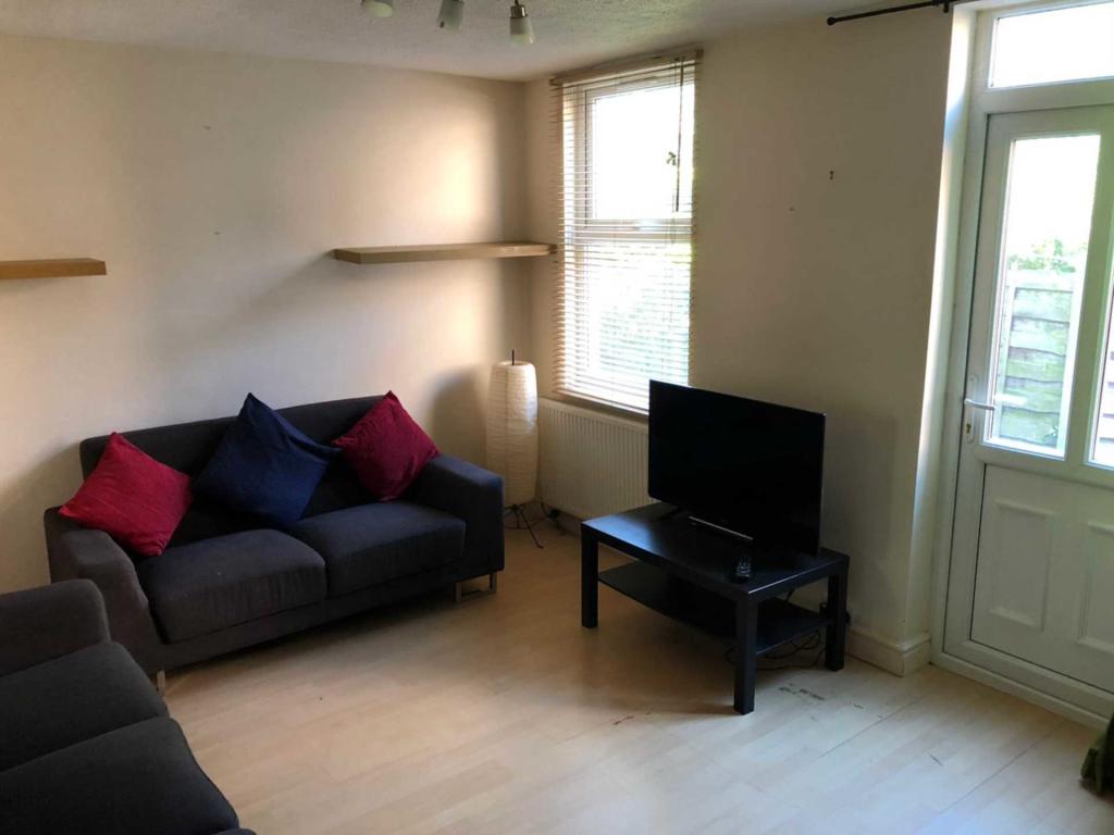 Attractive pet friendly double bedroom to rent