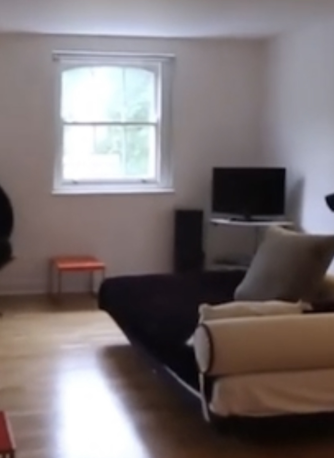A stunning one bedroom RoomsLocal image