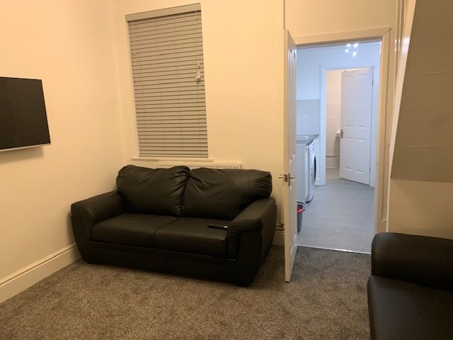 2 bed room apartment RoomsLocal image