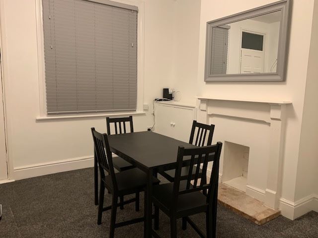 2 bed room apartment RoomsLocal image