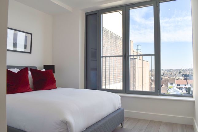 1 bedroom flat to rent RoomsLocal image