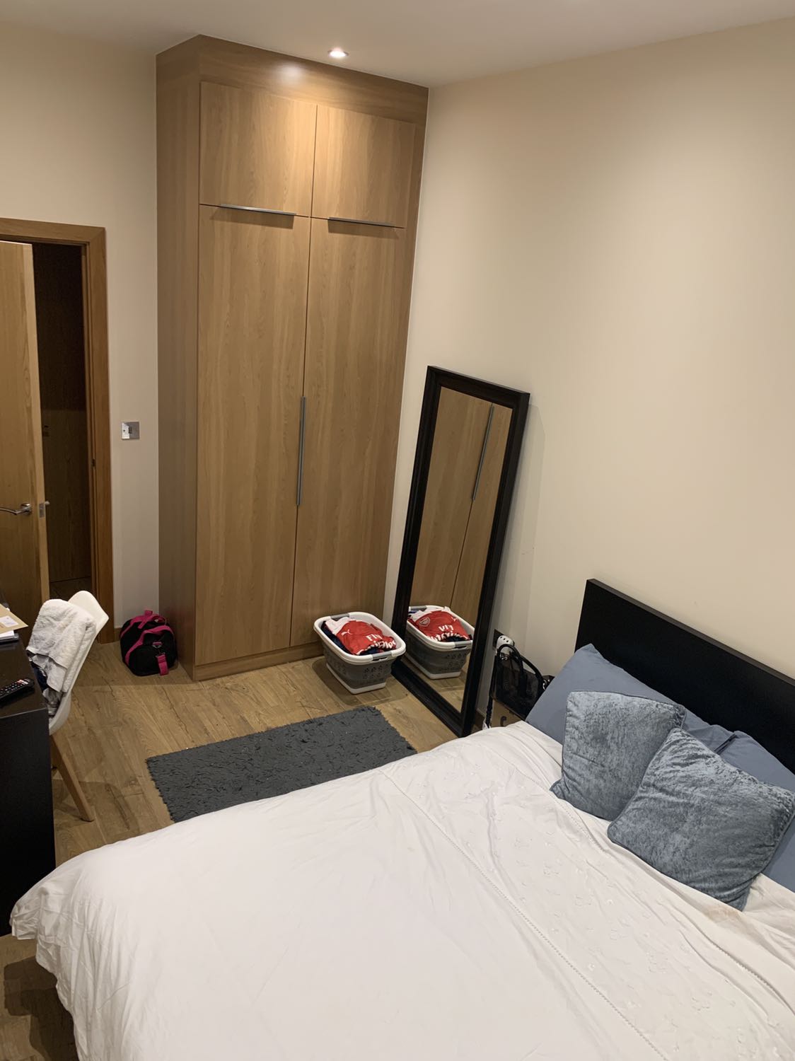 Beautiful Large Double Room, London RoomsLocal image