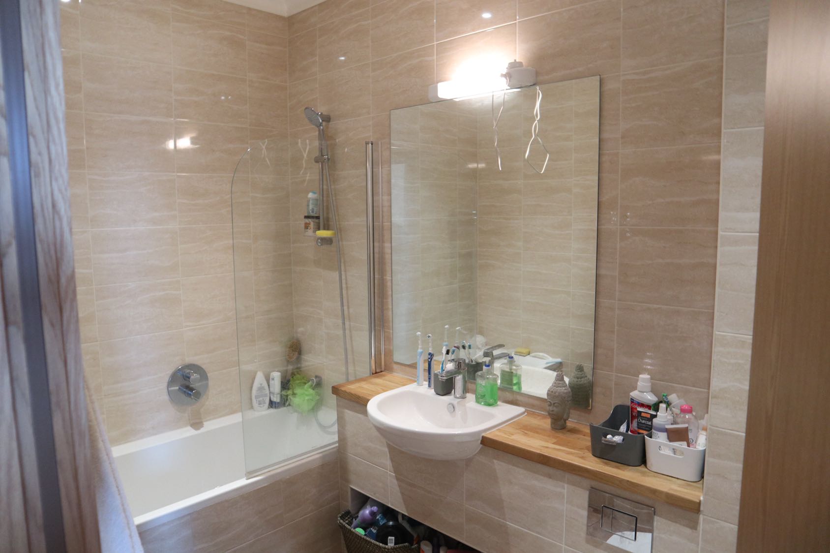 Beautiful Large Double Room, London RoomsLocal image