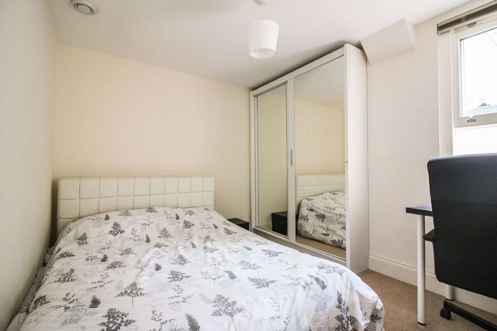 2 bedroom flat to rent RoomsLocal image