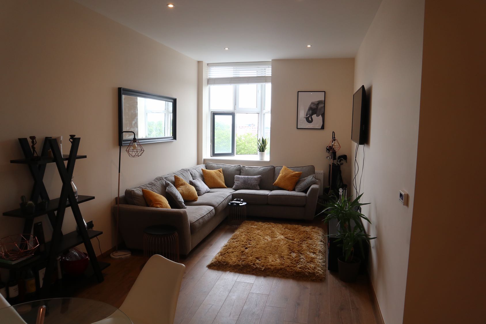 Beautiful Large Double Room, London RoomsLocal image