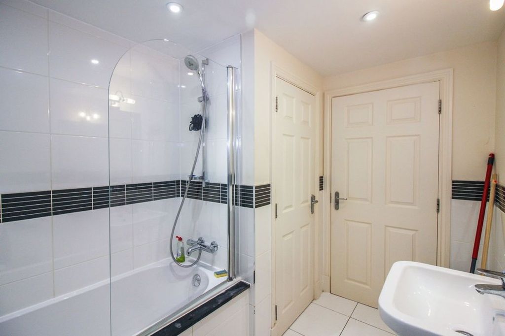 2 bedroom flat to rent RoomsLocal image