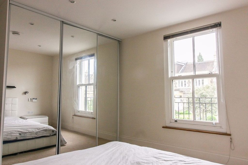 2 bedroom flat to rent RoomsLocal image
