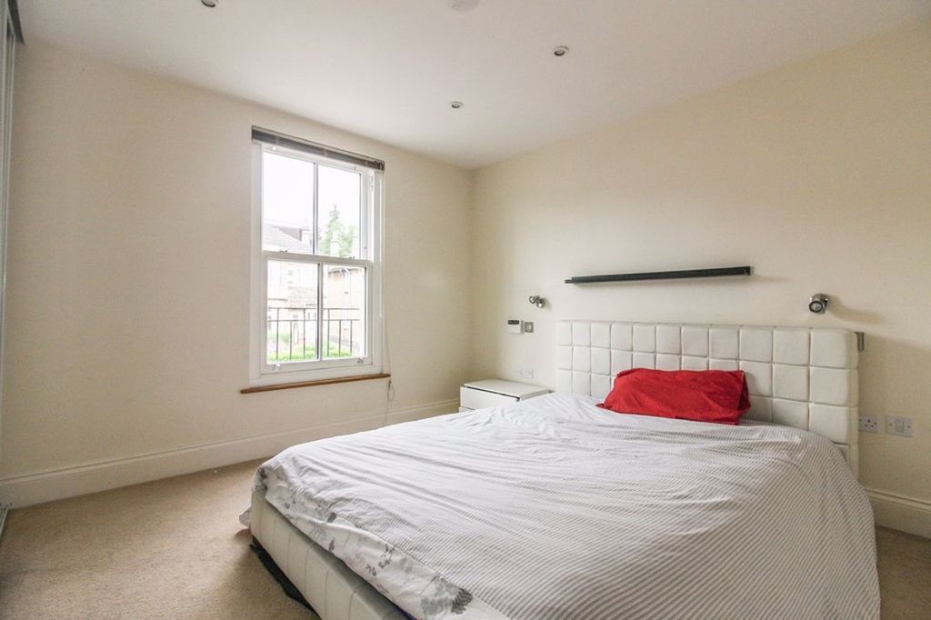 2 bedroom flat to rent RoomsLocal image