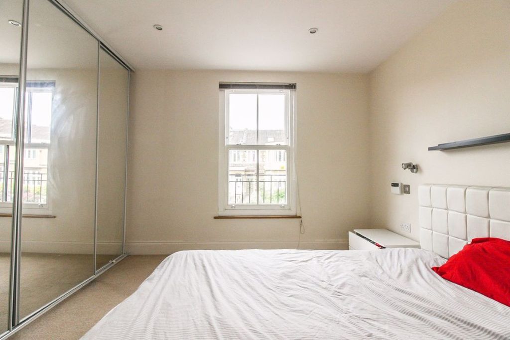 2 bedroom flat to rent RoomsLocal image