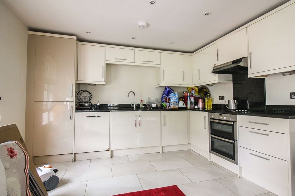 2 bedroom flat to rent RoomsLocal image