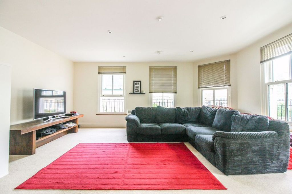 2 bedroom flat to rent RoomsLocal image