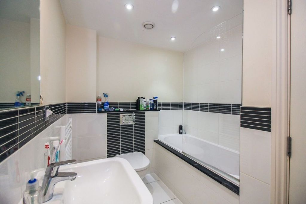 2 bedroom flat to rent RoomsLocal image