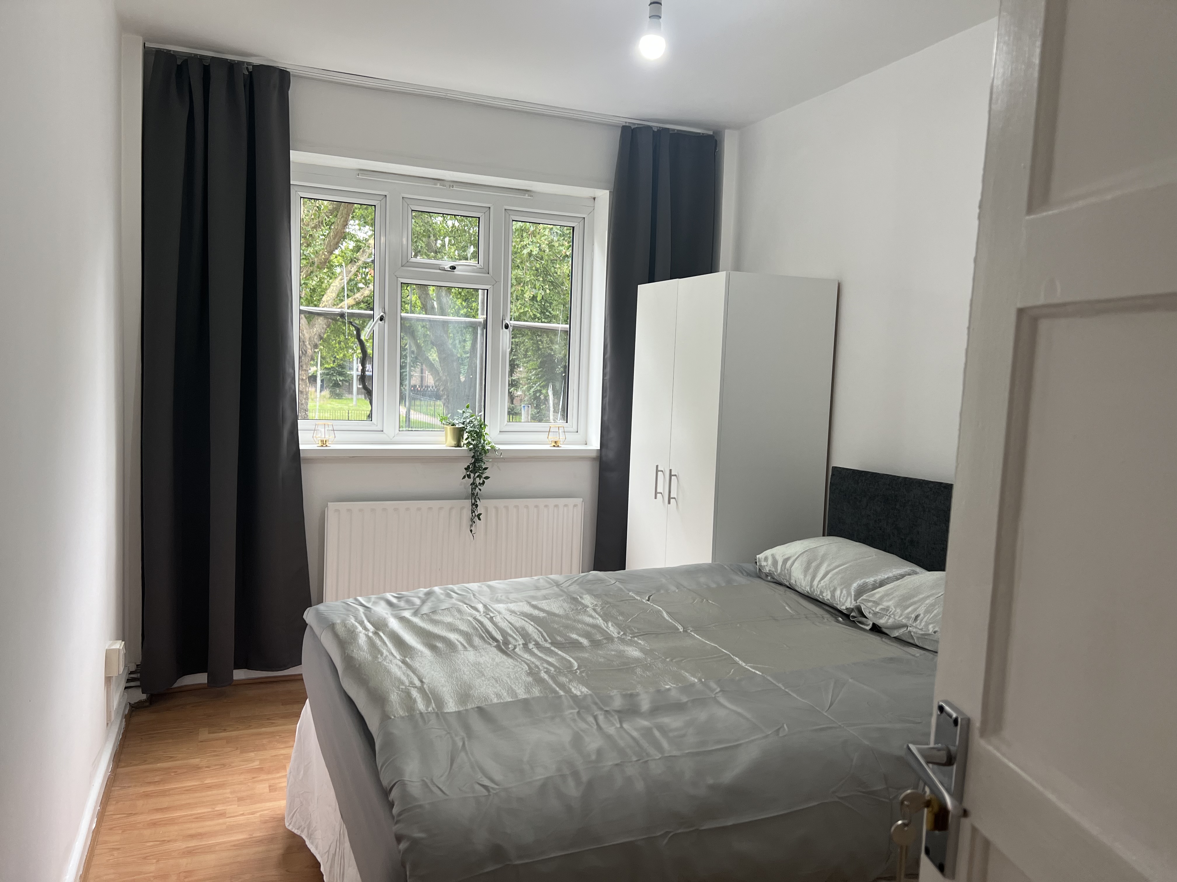 Private room in a shared flat. Zone 1 and 2 RoomsLocal image