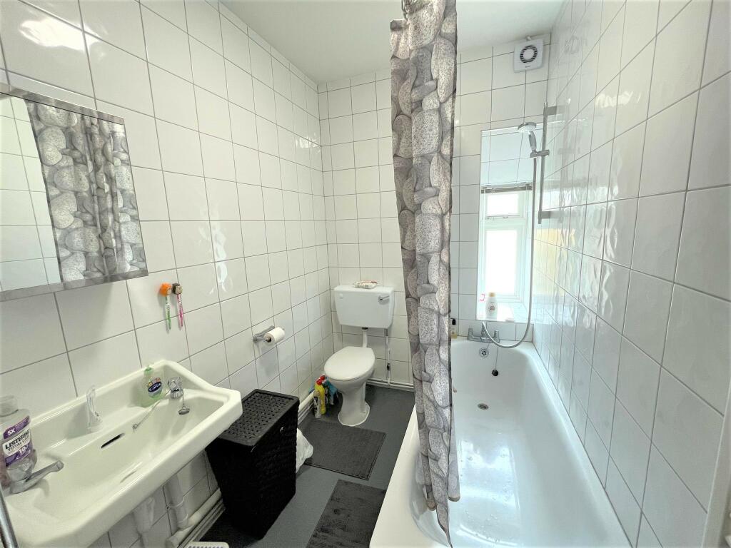 WELL PRESENTED BEDROOM FLAT IN BEDFORD RoomsLocal image