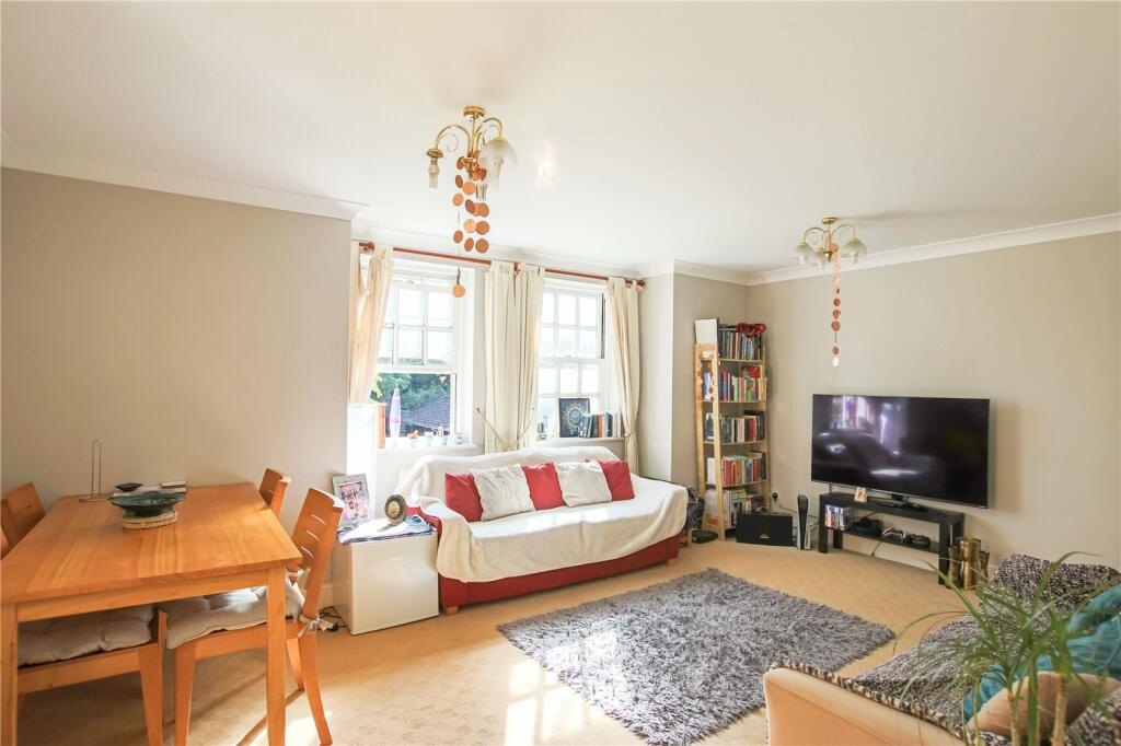 A SUPERB FIRSTL FLOOR ONE BEDROOM FLAT IN BERKSHIRE RoomsLocal image