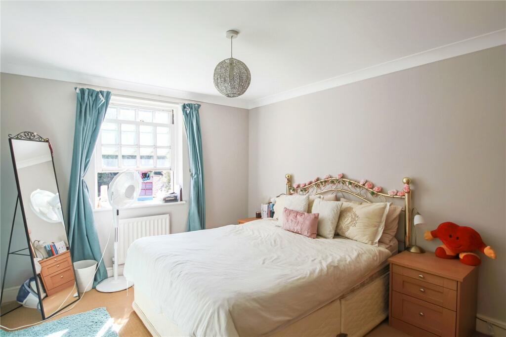 A SUPERB FIRSTL FLOOR ONE BEDROOM FLAT IN BERKSHIRE RoomsLocal image