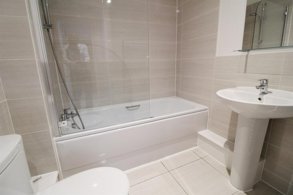 A SUPERB FIRSTL FLOOR ONE BEDROOM FLAT IN BERKSHIRE RoomsLocal image