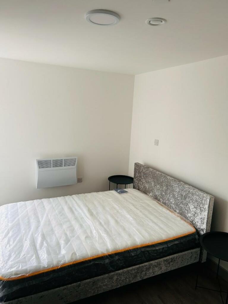 LOVELY ONE BEDROOM FLAT IN MILTON KEYNES RoomsLocal image