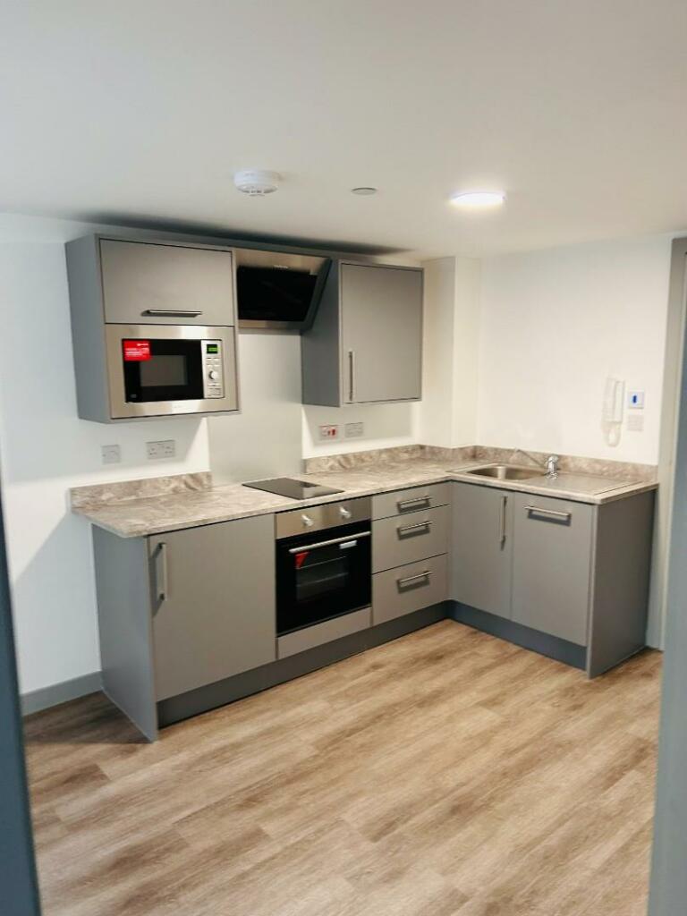 LOVELY ONE BEDROOM FLAT IN MILTON KEYNES RoomsLocal image