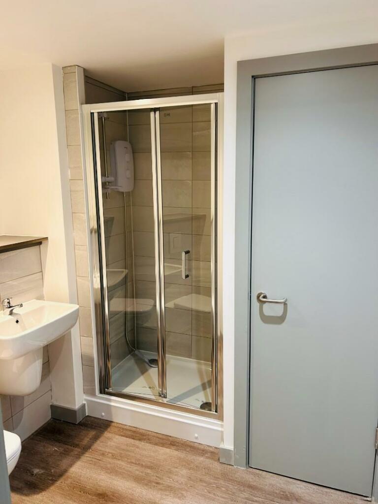 LOVELY ONE BEDROOM FLAT IN MILTON KEYNES RoomsLocal image