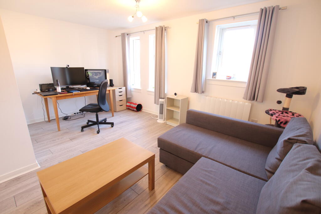 LOVELY ONE BEDROOM FLAT IN CARNARTHENSHIRE, Llanybydder RoomsLocal image