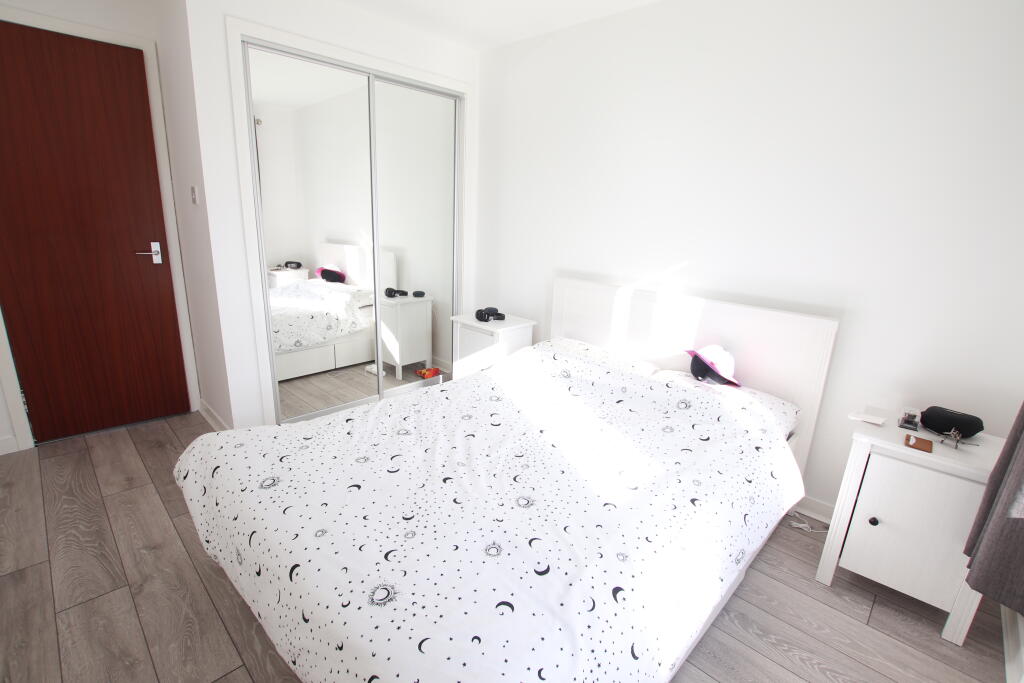 LOVELY ONE BEDROOM FLAT IN CARNARTHENSHIRE, Llanybydder RoomsLocal image