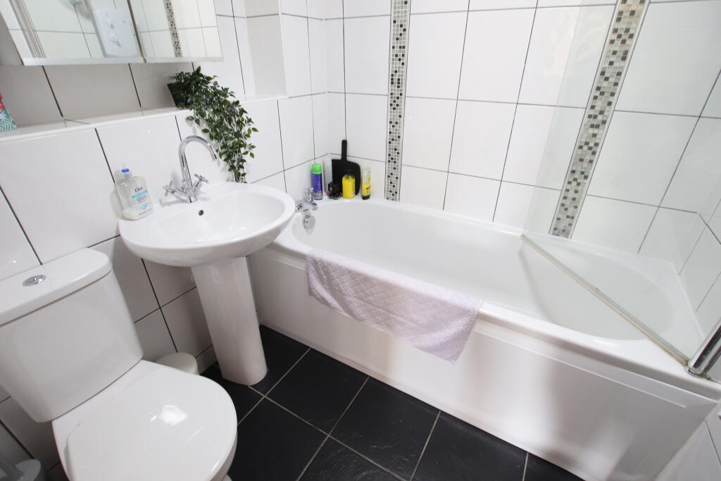 LOVELY ONE BEDROOM FLAT IN CARNARTHENSHIRE, Llanybydder RoomsLocal image