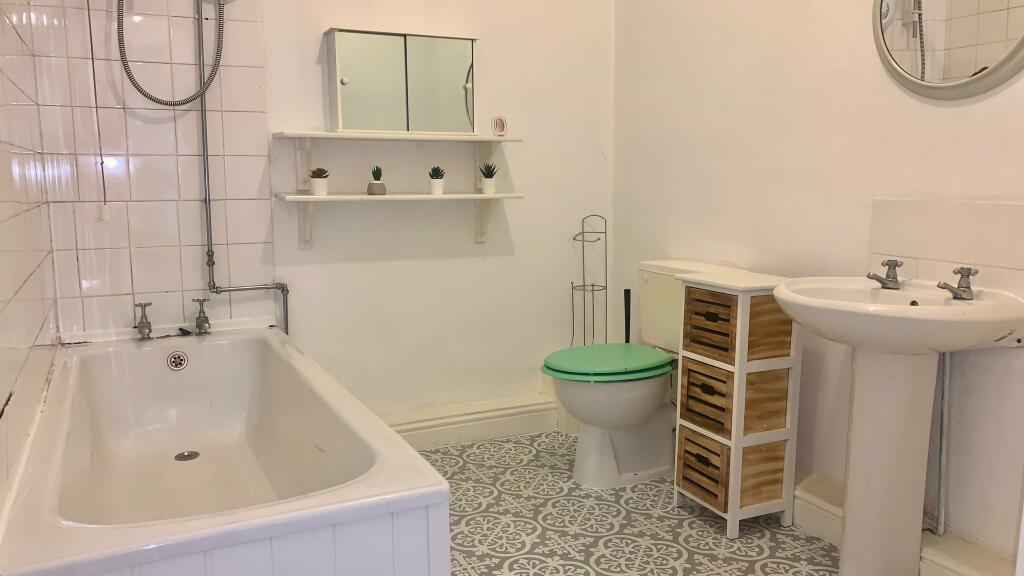 WELL PRESENTED ONE BEDROOM FLAT IN BRIGHTON RoomsLocal image
