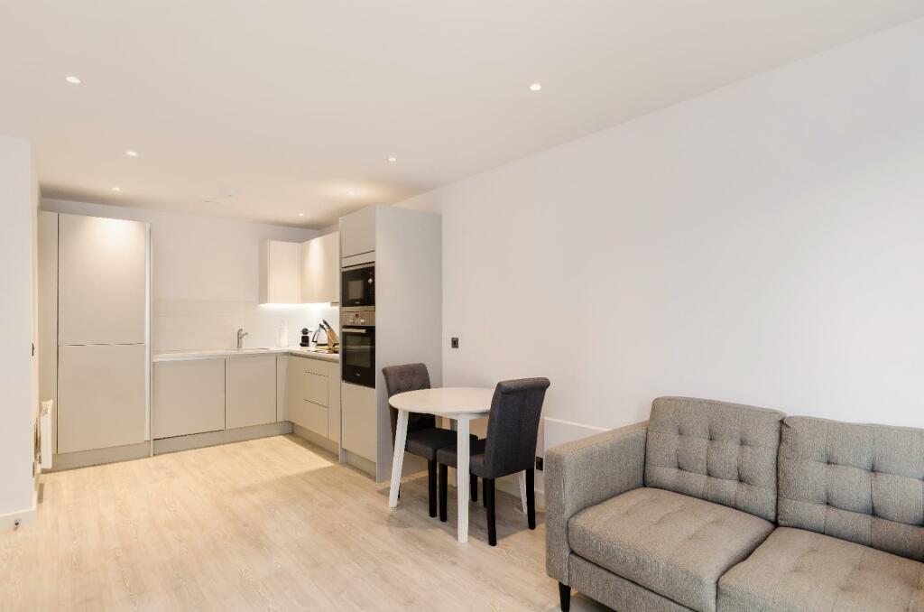 STYLISHLY FURNISHED ONE BEDROOM FLAT IN LEEDS, ,Berringa RoomsLocal image