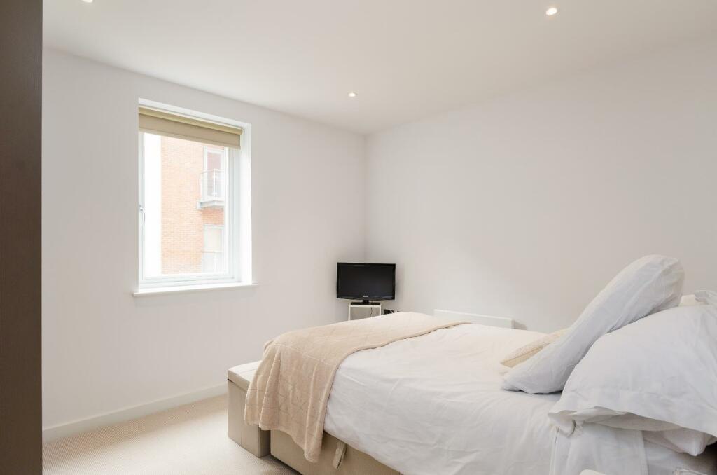STYLISHLY FURNISHED ONE BEDROOM FLAT IN LEEDS, ,Berringa RoomsLocal image