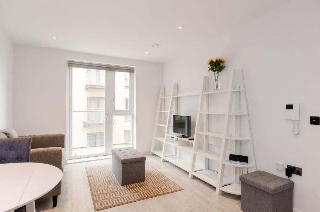 STYLISHLY FURNISHED ONE BEDROOM FLAT IN LEEDS, ,Berringa RoomsLocal image