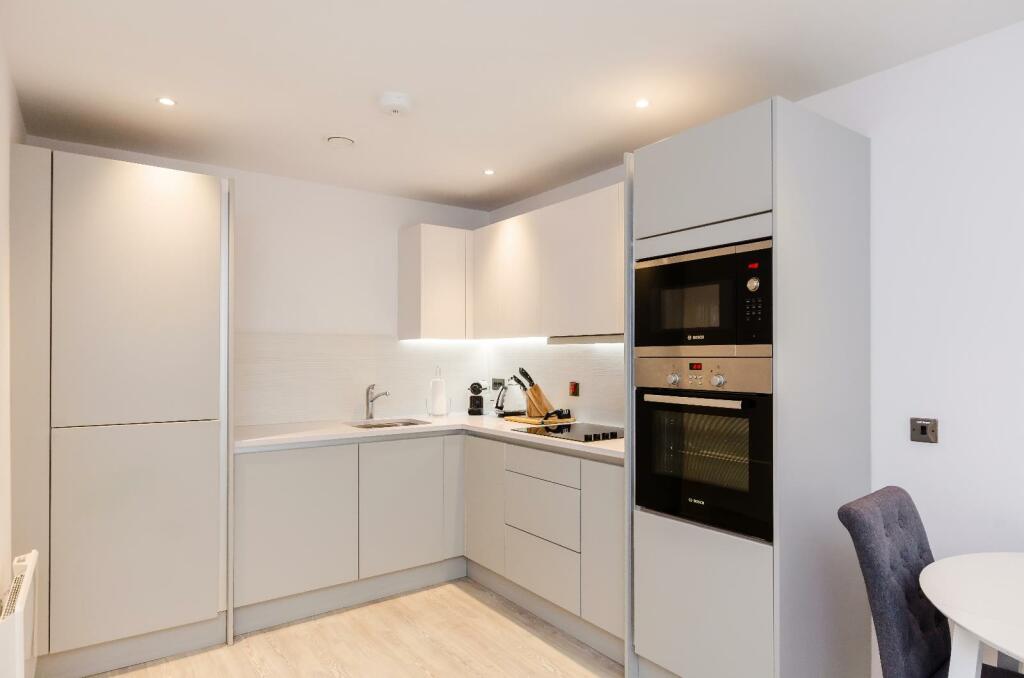 STYLISHLY FURNISHED ONE BEDROOM FLAT IN LEEDS, ,Berringa RoomsLocal image
