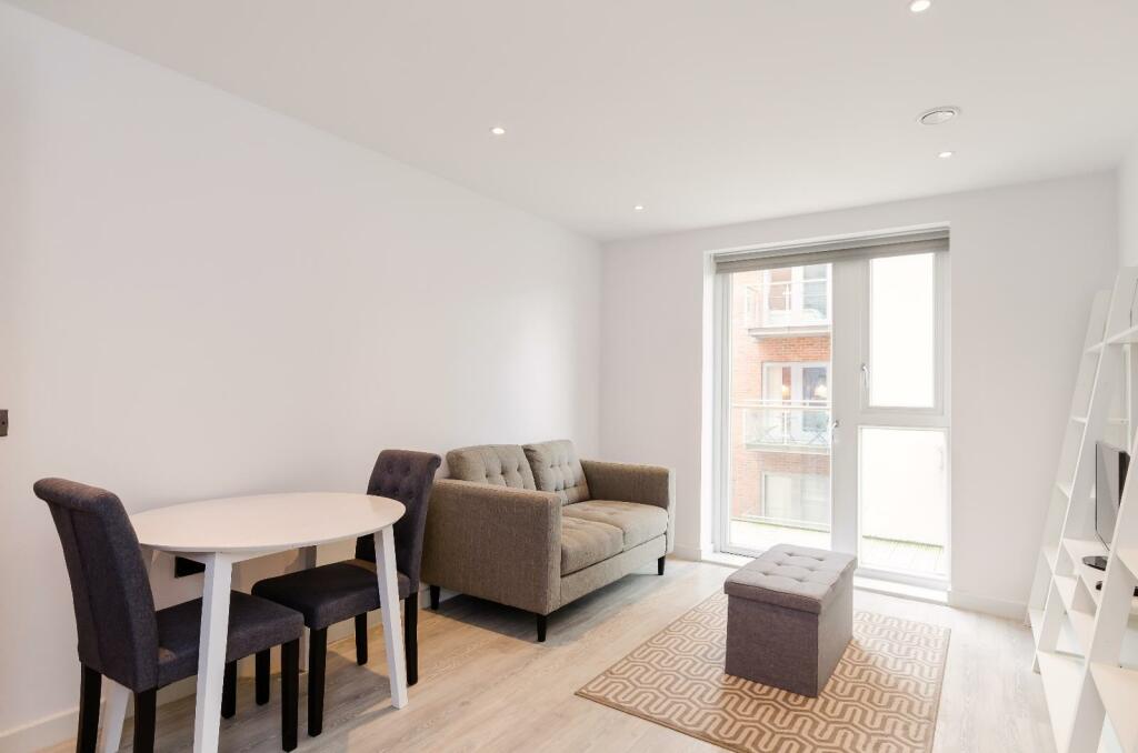 STYLISHLY FURNISHED ONE BEDROOM FLAT IN LEEDS, ,Berringa RoomsLocal image