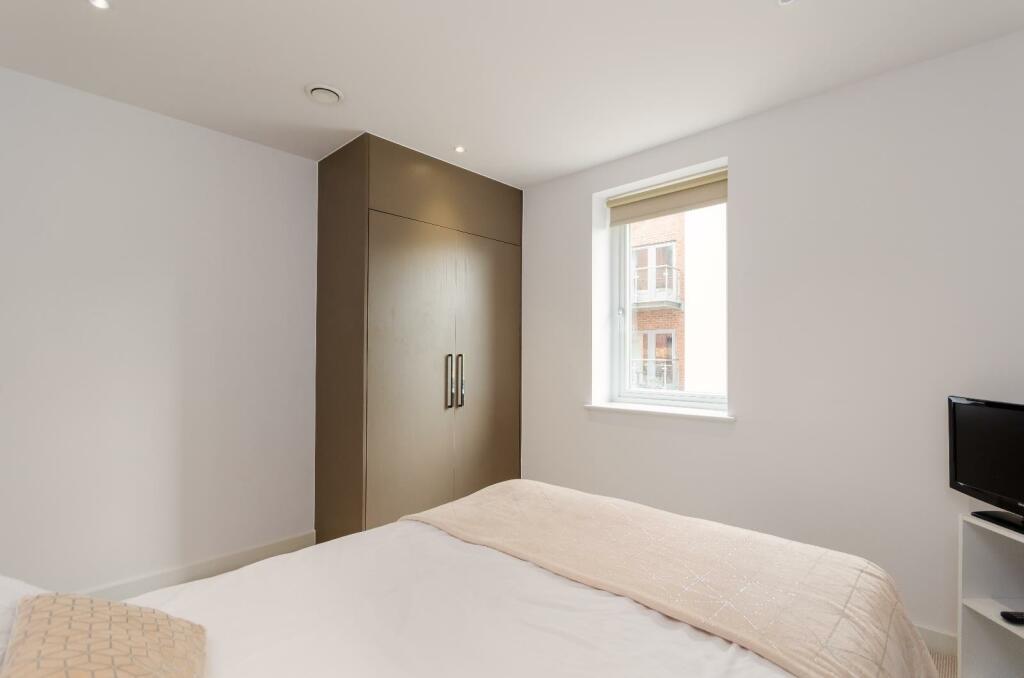 STYLISHLY FURNISHED ONE BEDROOM FLAT IN LEEDS, ,Berringa RoomsLocal image